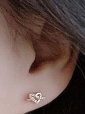 Zircon Heart Stud Earrings Women Silver Tone · Sparkle Accent · New